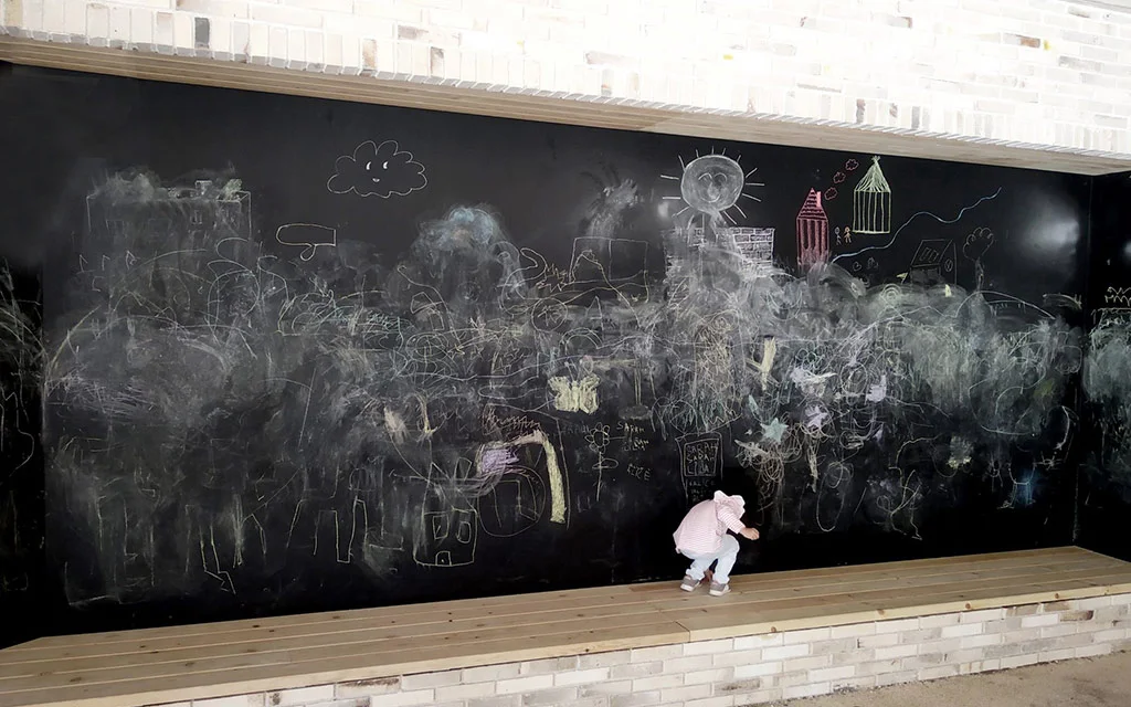 Mur-tableau sous le préau Mur-tableau sous le préau